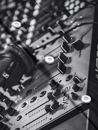 men's DJ mixer print pocket short sleeve shirt close-up stitching detail