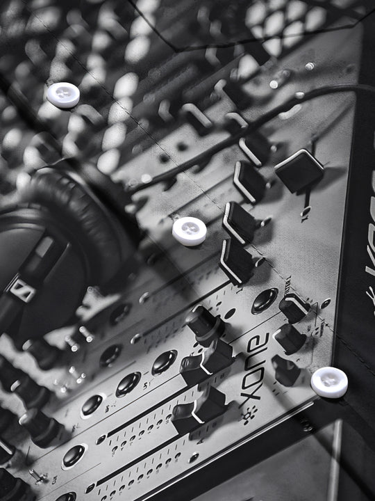 men's DJ mixer print pocket short sleeve shirt close-up stitching detail