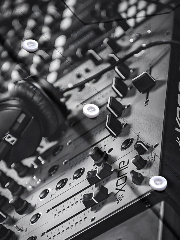 men's DJ mixer print pocket short sleeve shirt close-up stitching detail